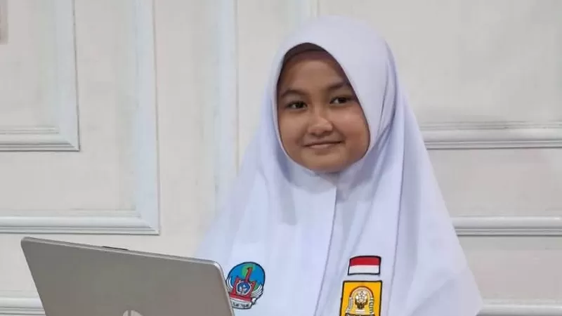 Kikan, siswi SMPN 1 Padang Panjang, yang meraih juara 1 dan medali emas FLS3N Nasional 2026 lewat Lomba Menulis Cerita. (Foto: Kominfo Padang Panjang)