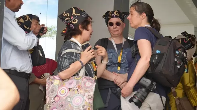 Wisatawan asing saat menggunakan moda transportasi kereta api di Sumbar. (Foto: KAI Divre II Sumbar)