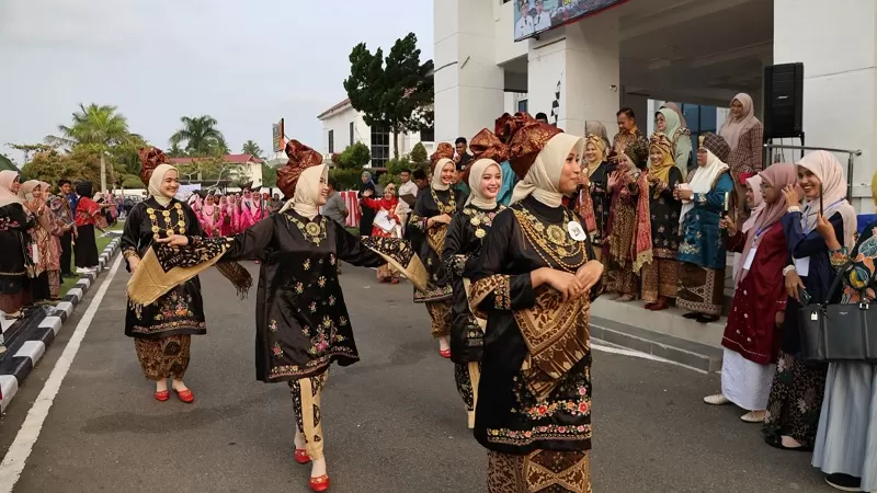 Karnaval Baju Kuruang Basiba dalam rangkaian Festival Literasi Budaya 2026 di Pariaman. (Foto: Kominfo Pariaman)