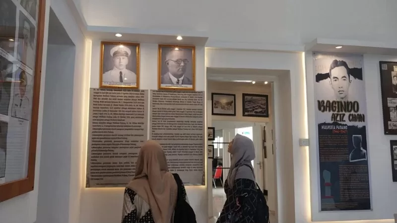 Pengunjung mengunjungi Galeri Arsip Statis di Gedung Balai Kota Lama, Kota Padang. (Foto: Kominfo Padang)
