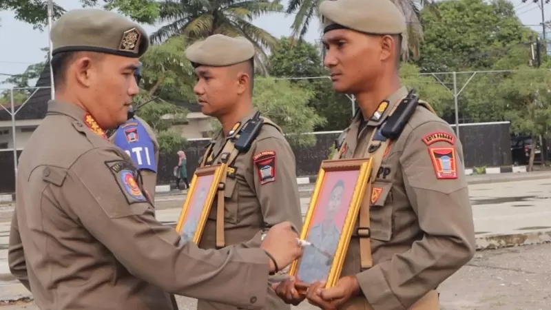 Kepala Satpol PP Kota Padang, Chandra Eka Putra memimpin prosesi pemberhentian tidak dengan hormat terhadap lima PPPK, Senin (5/10/2026) pagi. (Foto: Satpol PP Padang)