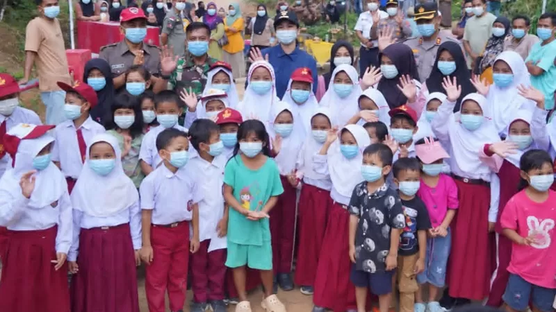 Para siswa memakai masker di tengah kabut asap melanda wilayah Kabupaten Dharmasraya. (Foto: Kominfo Dharmasraya)
