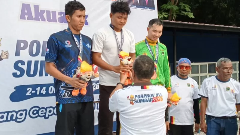 Zikri Akhman saat  meraih medali emas dalam cabor renang Porprov Sumbar 2026. (Foto: Kominfo Padang)