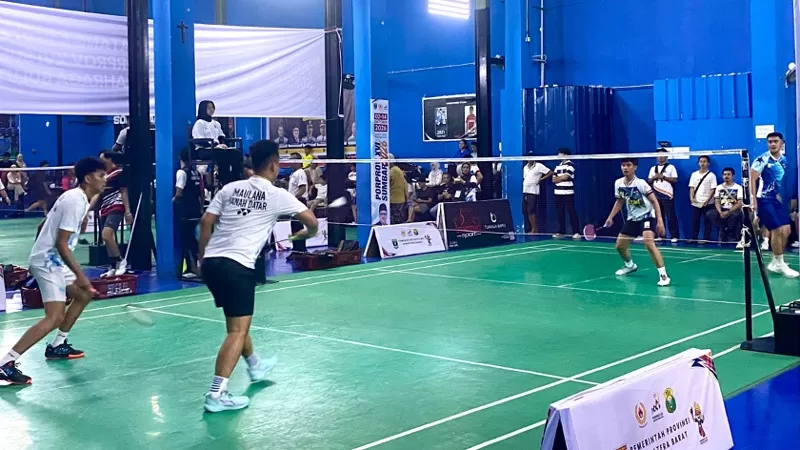 Kontingen Kota Padang saat berlaga di cabor Bulutangkis Porprov Sumbar 2026. (Foto: Kominfo Padang)