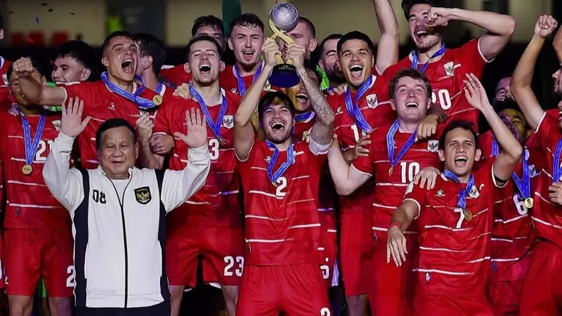 Timnas Indonesia saat mengangkat trofi juara FIFA ASEAN Cup 2026 usai mengalahkan Thailand lewat adu penalti di Stadion Utama GBK, Senin malam (5/10/2026). (Foto: Instagram/Timnas Indonesia)