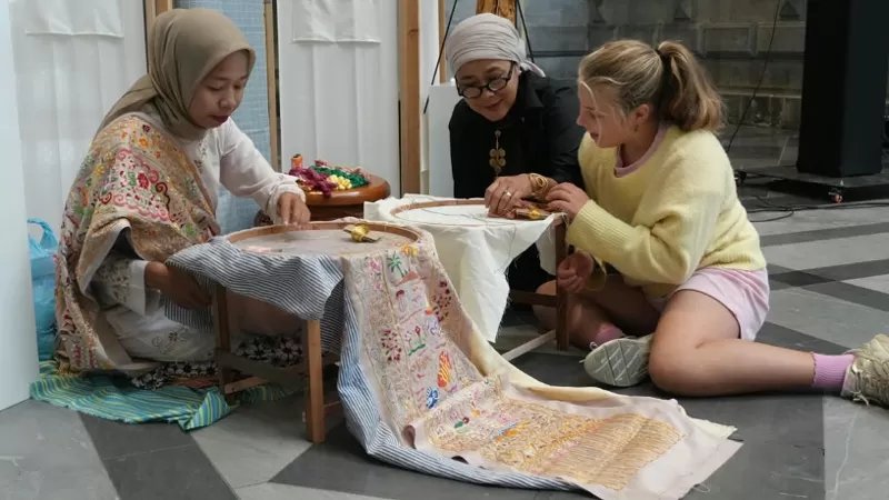 Sulam Kapalo Samek saat ditampilkan di Indonesia Creative Week Belgium (ICWB) 2026 yang berlangsung di Antwerp dan Brussel, Belgia. (Foto: Kominfo Padang Pariaman)