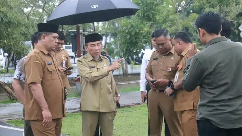 Peninjauan panggung utama pelaksanaan MTQ ke-42 Tingkat Kota Padang yang berada di Lapangan Apeksi, Balai Kota Aia Pacah, Selasa (6/10/2026). (Foto: Kominfo Padang)
