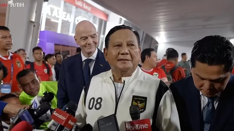 Presiden Prabowo Subianto saat diwawancarai awak media usai laga final FIFA ASEAN Cup 2026 antara Timnas Indonesia vs Thailand di Stadion Utama GBK. (Foto: YouTube Sekretariat Presiden)