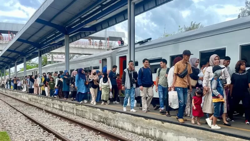 Penumpang kereta api di Sumbar. (Foto: KAI Divre II Sumbar)