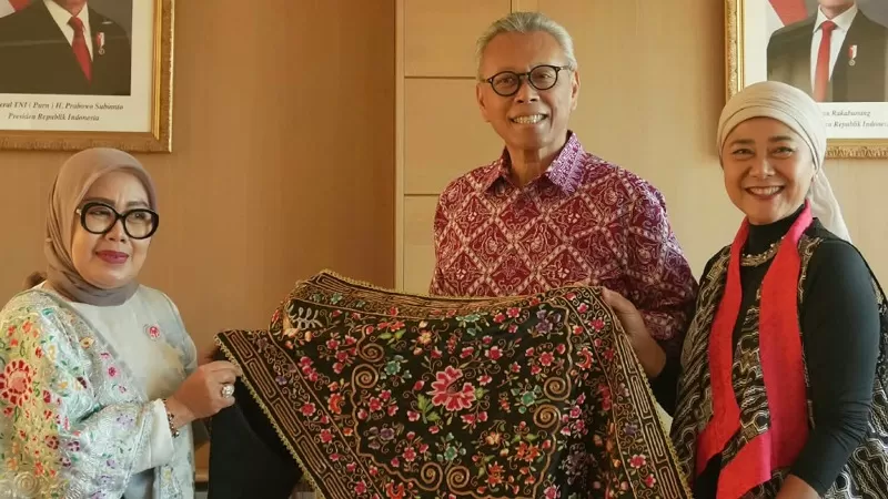 Penyerahan Sulam Kapalo Samek kepada Duta Besar RI Belgia. (Foto: Kominfo Padang Pariaman)