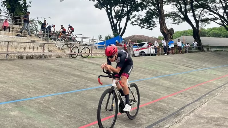 Atlet sepeda Kota Padang Radit Saroni saat tampil pada cabor balap sepeda Porprov Sumbar 2026 di Velodrome Rimbo Data, Bandar Buat. (Foto: Kominfo Padang)