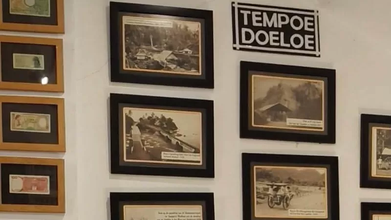 Sejumlah jejak perjalanan Kabupaten Tanah Datar dalam bentuk foto, peta, dokumen, hingga manuskrip kuno diperkenalkan kepada masyarakat melalui pameran arsip. (Foto: Kominfo Tanah Datar)