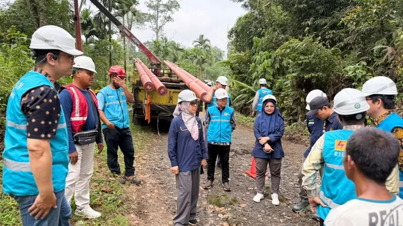 Pemasangan jaringan listrik desa di Kampung Baru, Kayu Tanam, Kabupaten Padang Pariaman. (Foto: PLN UID Sumbar)
