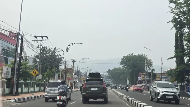 Kabut asap menyelimuti Kota Padang, Rabu (7/10/2026). (Foto: Hai Padang)