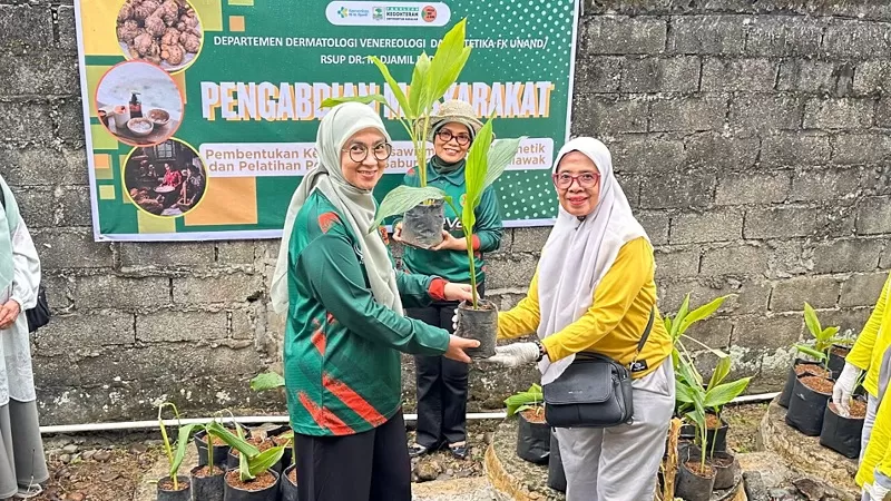 Kelompok perempuan di Seberang Padang, Kota Padang, diajak mengolah temulawak menjadi sabun cair. (Foto: Istimewa)