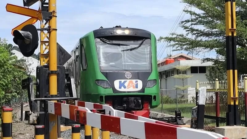 Kereta api melintasi perlintasan sebidang. (Foto: KAI Divre II Sumbar)