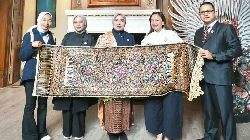 Sulam Kapalo Samek diserahkan kepada Wakil Kepala Perwakilan KBRI Den Haag, Mariska Dwianti Dhanutirto, di Den Haag, Selasa (6/10/2026). (Foto: Kominfo Padang Pariaman)