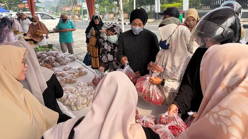 Gerakan Pangan Murah di Padang Panjang yang berlangsung di halaman Parkir Masjid Muhammadiyah, Rabu (7/10/2026). (Foto: Kominfo Padang Panjang)