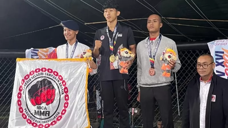Alfarel Radhiya Fadli Akbar (tengah) membawa pulang medali emas untuk kontingen Kota Padang di Porprov Sumbar 2026. (Foto: Kominfo Padang)
