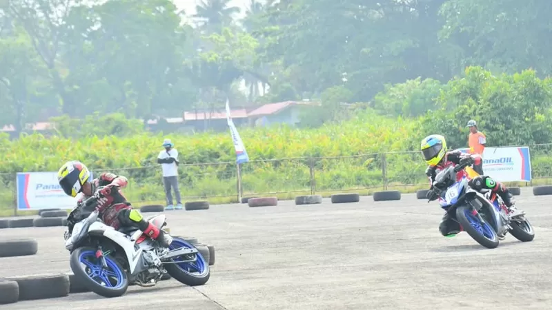 Pertandingan cabor balap motor Porprov Sumbar 2026 di Sirkuit Nonpermanen Lanud Sutan Sjahrir, Kamis (8/10/2026). (Foto: Kominfo Padang)