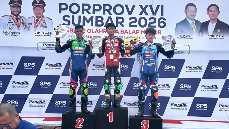 Tim balap motor Padang tampil dominan di Porprov Sumbar 2026 dengan meraih tiga medali emas dan satu perak hingga hari kedua kompetisi. (Foto: Kominfo Padang)