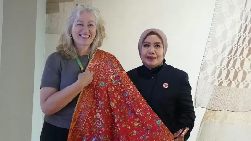 Penyerahan Sulam Kapalo Samek kepada pihak perwakilan Wereld Museum Rotterdam. (Foto: Pemkab Padang Pariaman)