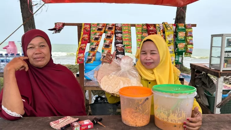 Pedagang jajanan di kawasan wisata Pasir Jambak merasakan dampak ekonomi dari gelaran Kejuaraan Panahan Berkuda Porprov Sumbar 2026. (Foto: Kominfo Padang)