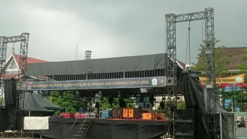 Pengerjaan venue MTQ Nasional ke-42 Kota Padang di Balai Kota Padang. (Foto: Istimewa)