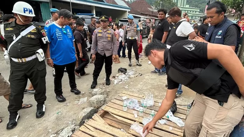 Penggerebekan di Kampung Gaung, Kota Padang, Jumat sore (9/10/2026). (Foto: Polda Sumbar)