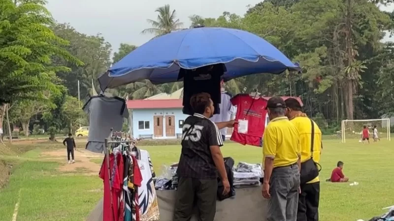Salah satu UMKM di Kota Padang tengah melayani pembeli saat gelaran Porprov Sumbar 2026. (Foto: Kominfo Padang)