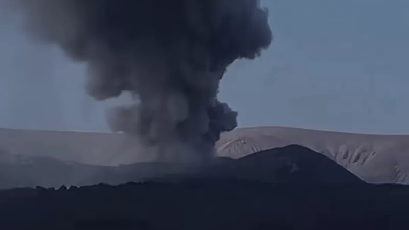 Gunung Anak Krakatau kembali berstatus Level III atau Siaga sejak Jumat malam (9/10/2026). (Foto: Instagram/Potrait Lampung)