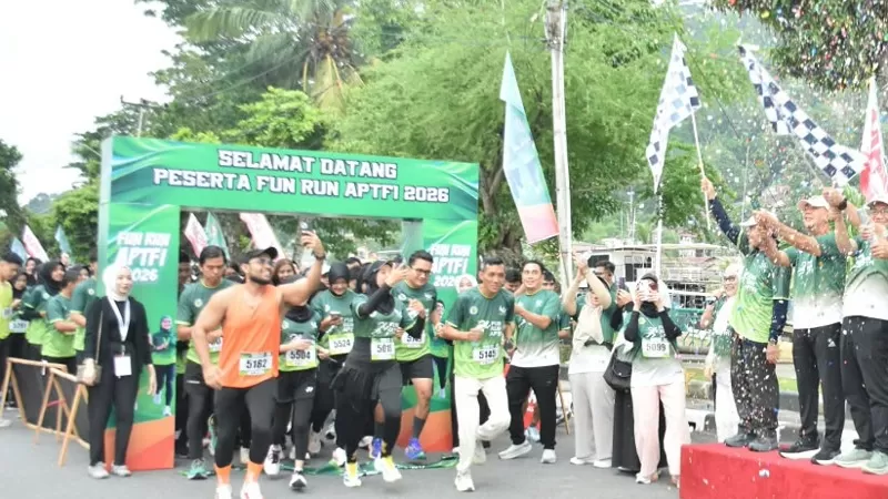 Ratusan peserta meriahkan Fun Run APTFI 2026 di kawasan Jembatan Siti Nurbaya, Sabtu (10/10/2026). (Foto: Kominfo Padang)