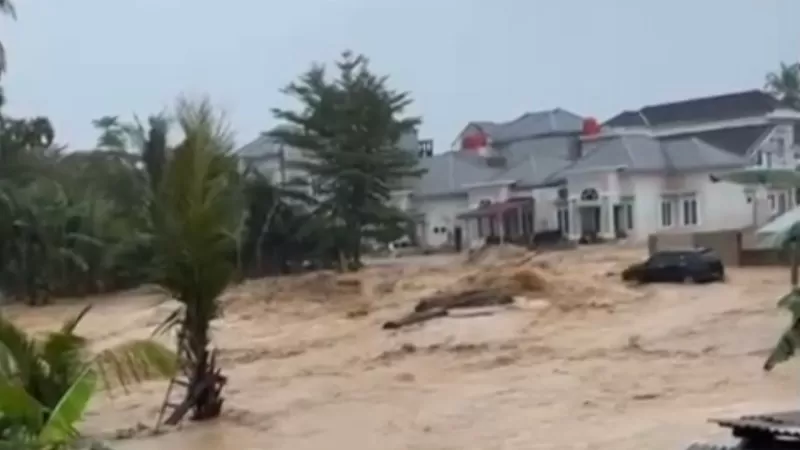 Banjir merendam pemukiman warga di kawasan Kampung Apa akibat meluapnya Sungai Lubuk Minturun usai hujan deras melanda Kota Padang sejak Sabtu siang (10/10/2026). (Foto: Tangkap Layar Video)