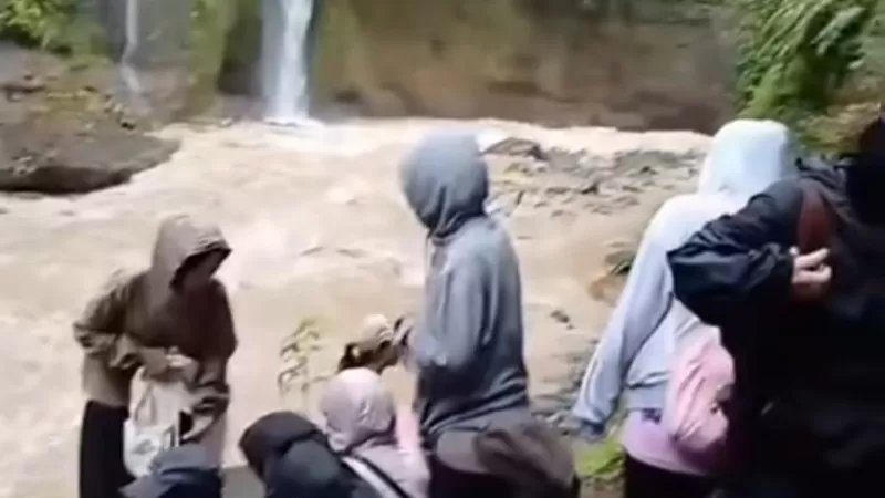 30 wisatawan terjebak di kawasan objek wisata Langkuik Tinggi, Agam, Sabtu (10/10/2026). (Foto: Instagram/Infosumbar)