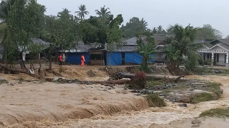 Hujan deras picu banjir di sejumlah wilayah di Kota Padang, Sabtu (10/10/2026). (Foto: Istimewa)