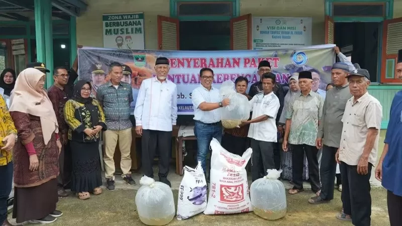 Penyaluran bibit ikan ke pembudidaya terdampak bencana di Kabupaten Solok. (Foto: Humas Pemprov Sumbar)