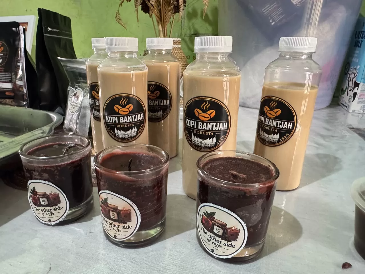 Kopi Bantjah dan produk turunannya berupa lilin aromaterapi. (Foto: PT Semen Padang)