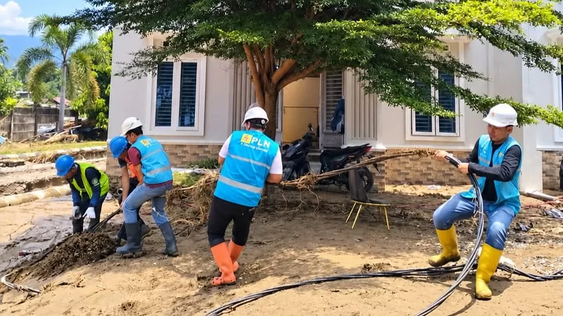 Petugas PLN melakukan perbaikan listrik di wilayah terdampak banjir di Kota Padang. (Foto: PLN UID Sumbar)