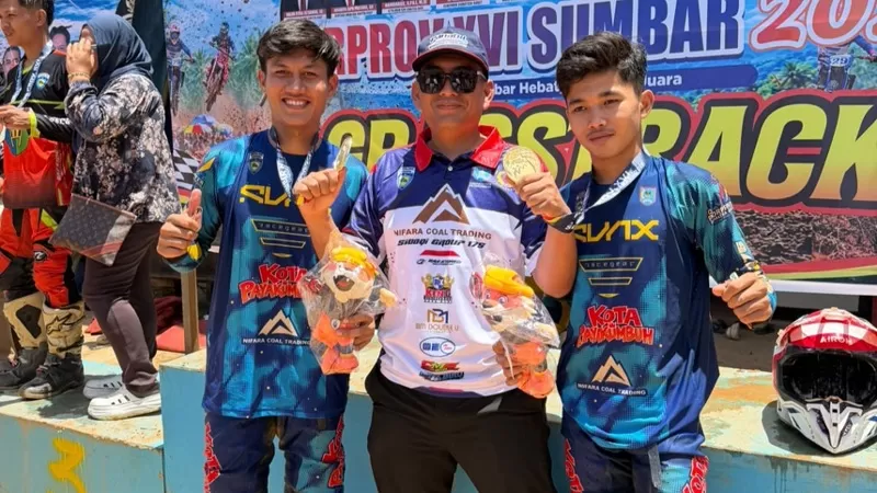 Para pembalap Payakumbu memborong enam medali emas cabor grasstrack Porprov Sumbar 2026. (Foto: Istimewa)