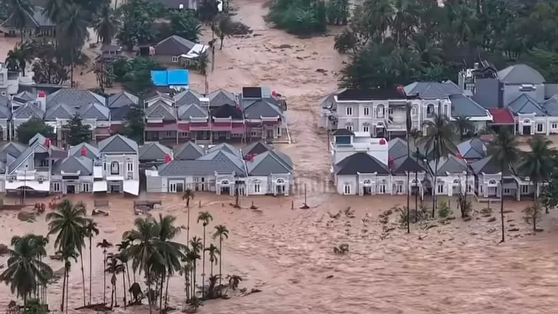 Banjir di Kota Padang pada Sabtu (10/10/2026) merendam pemukiman elit Lumin Park, di kawasan Lubuk Minturun. (Foto: Tangkap Layar Video Instagram sitinjau_lauik)