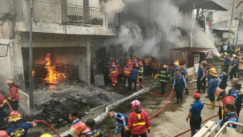 Kebakaran melanda deretan ruko, toko, dan rumah petak di Jalan Jawa Gadut, Kelurahan Limau Manis, Kecamatan Pauh, Kota Padang, Senin (12/10/2026) pagi. (Foto: Damkar Padang)