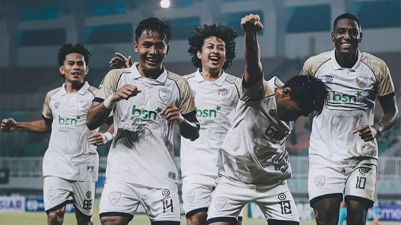 Para pemain Persikad Depok saat euforia usai memastikan kemenangan 2-1 atas Semen Padang FC dalam lanjutan Pegadaian Championship 2026/27 di Stadion Pakansari, Bogor. (Foto: MO Persikad Depok)