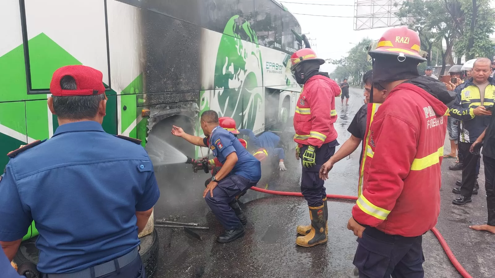 Bus EPA Star yang membawa 22 penumpang dari Palembang ke Padang terbakar di Bandar Buat, Kota Padang, Selasa (13/10/2026) pagi. (Foto: Damkar Padang)
