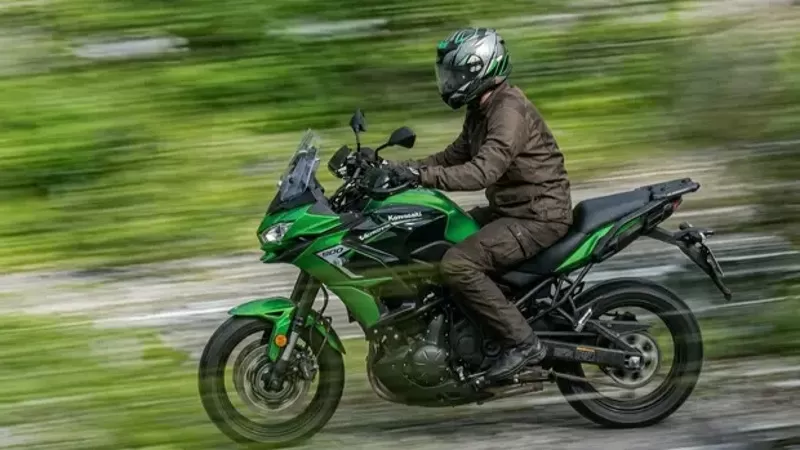 Kawasaki Versys 900 (Foto: inSella)