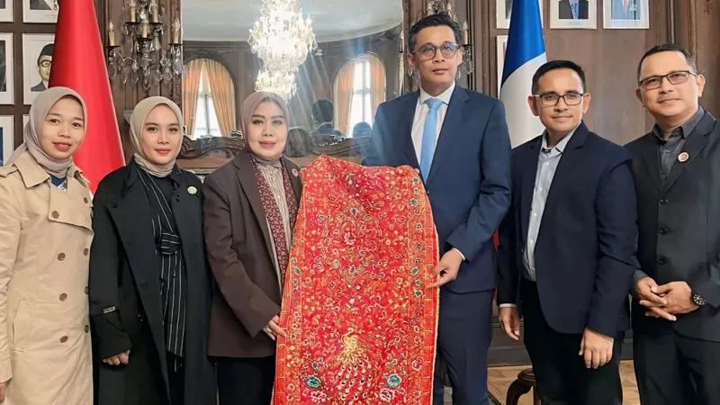 Dekranasda Padang Pariaman saat Sulam Kapalo Samek di KBRI Paris. (Foto: Pemkab Padang Pariaman)