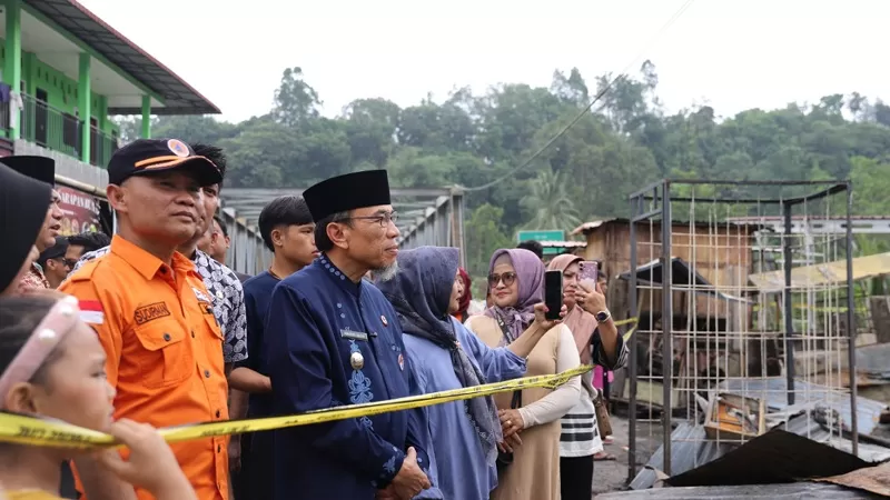 Wakil Wali Kota Padang Maigus Nasir menyalurkan bantuan sekaligus meninjau lokasi kebakaran yang terjadi di Jalan Jawa Gadut, Kelurahan Limau Manis, Kecamatan Pauh. (Foto: Kominfo Padang)