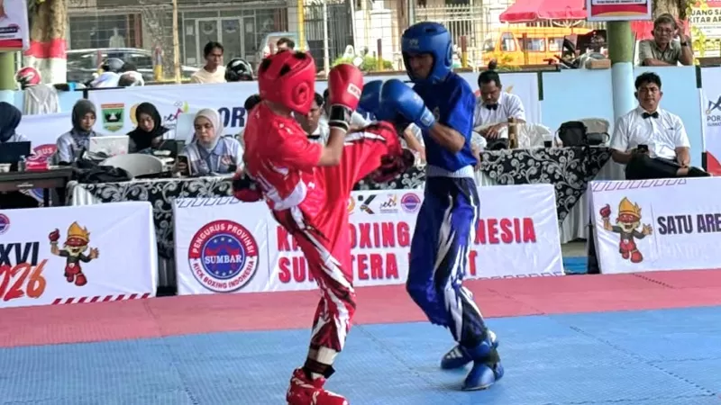 Pertandingan kickboxing Porprov Sumbar 2026. (Foto: Kominfo Padang)
