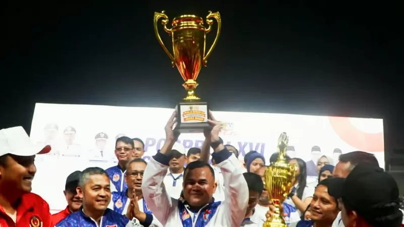Kontingen Kota Padang mengangkat piala juara umum Porprov Sumbar 2026. (Foto: Kominfo Padang)