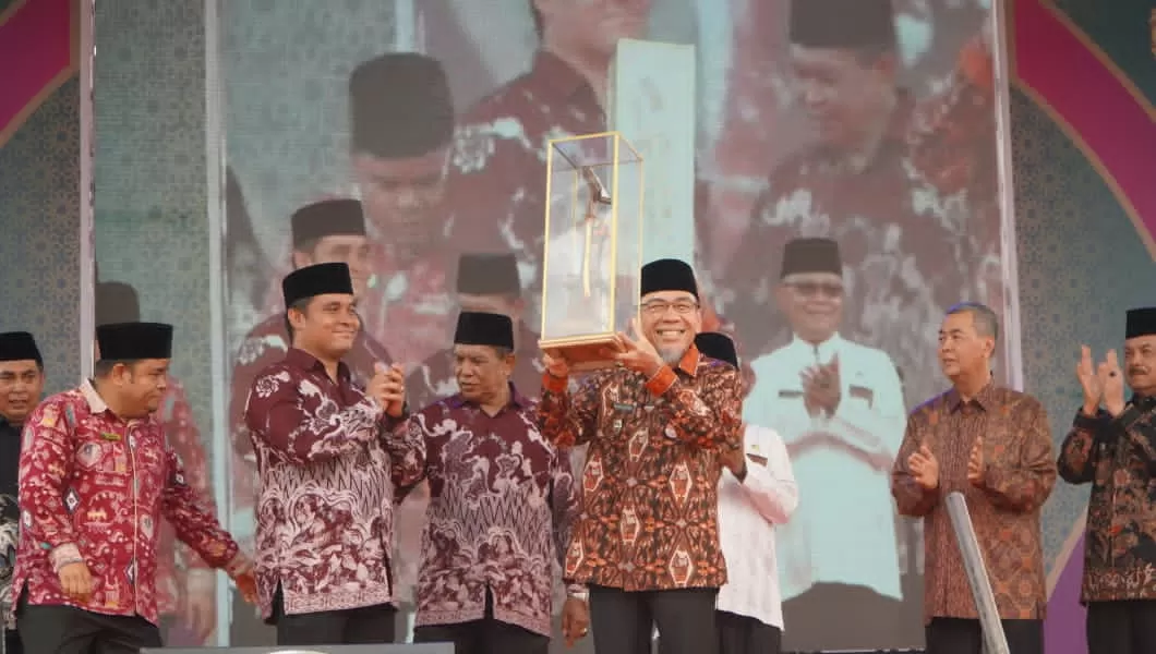 Penyerahan piala Juara Umum MTQ Nasional ke-42 tingkat Kota Padang. (Foto: Kominfo Padang)