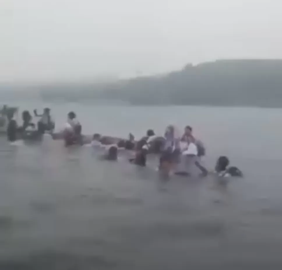 Siswa mengapung di tengah laut usai sampan cadik yang mereka tumpangi terbalik di perairan Selat Sikakap, Selasa (13/10/2026) siang. (Foto: Tangkap Layar Video)